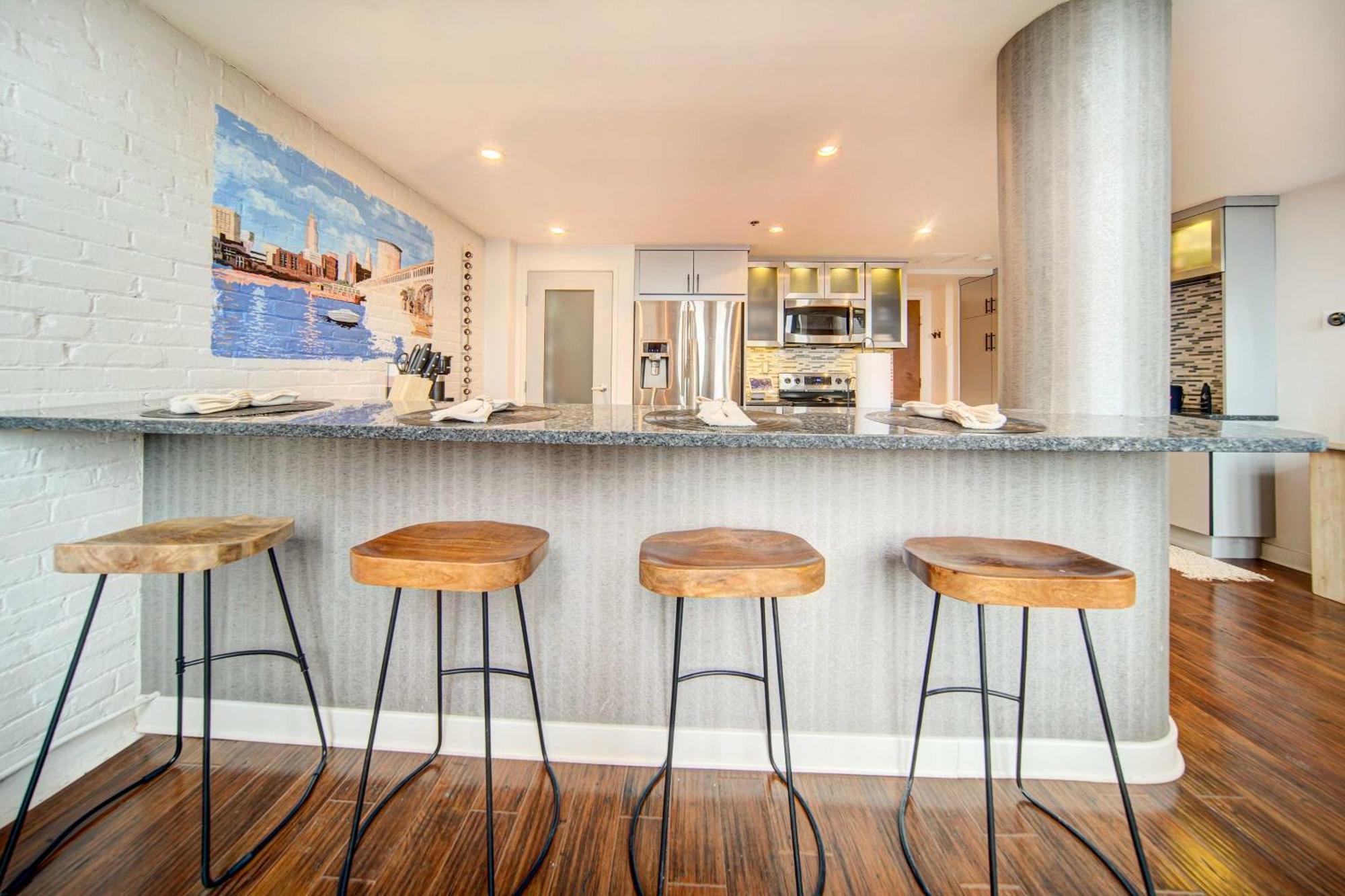 Waterfront Cleveland Apt About 1 Mi To Downtown Bagian luar foto